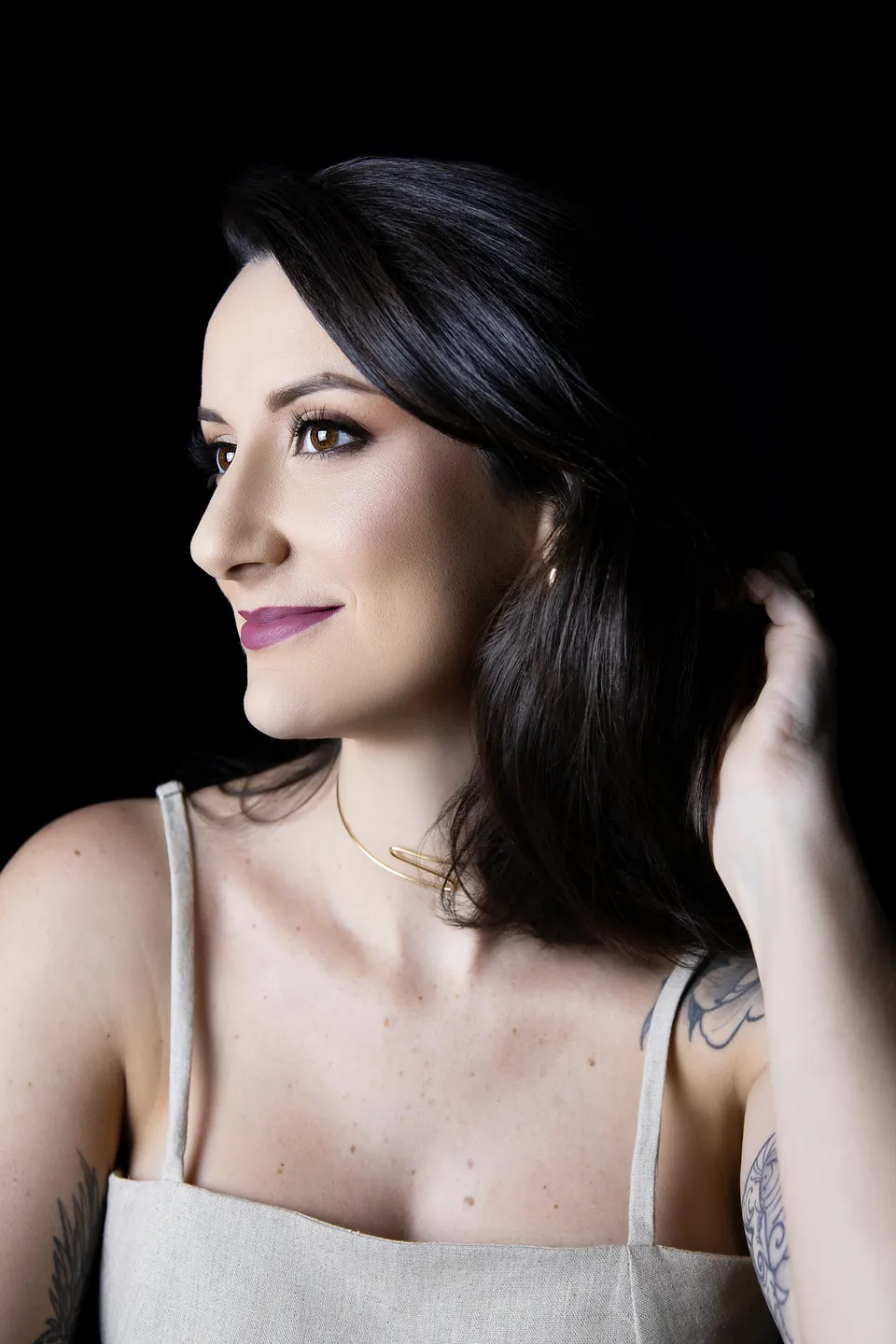 Julia Poltronieri olhando para o lado, em retrato de estúdio